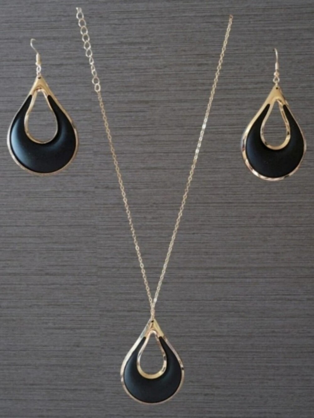 Elegant Black Teardrop Pendant Necklace and Earring Set